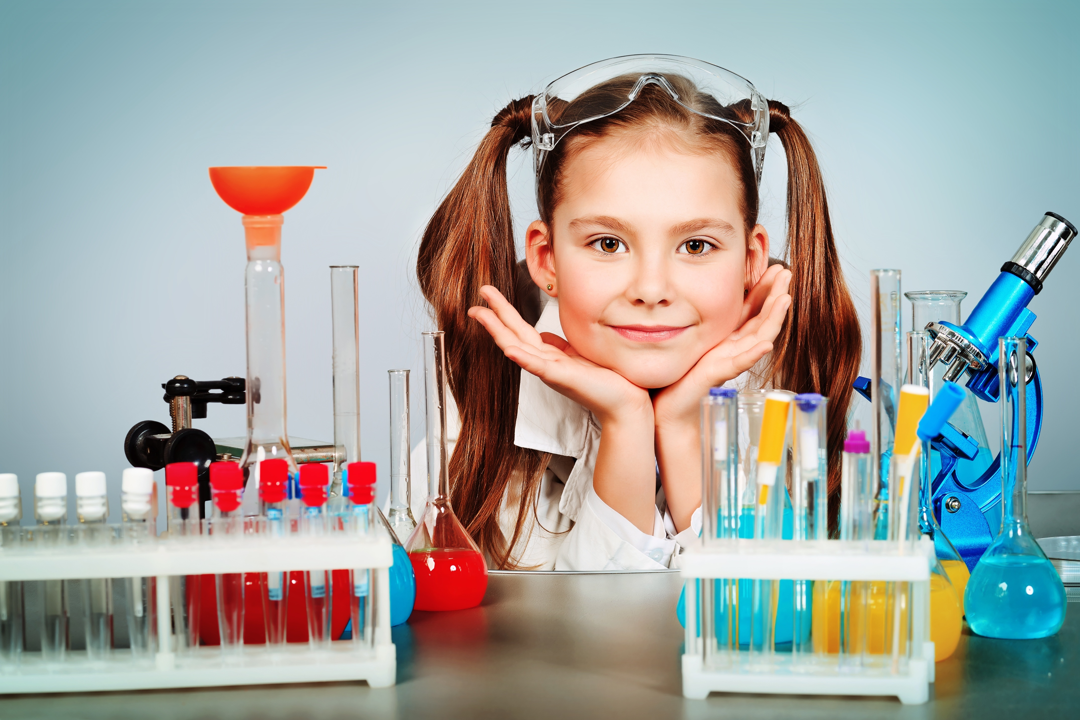Человек который проводит опыты. Химия для детей. Дети химики. Химические опыты для детей. Девочки в науке.